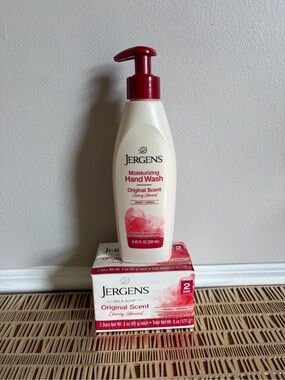 Jergens Hand Wash & Bar Soap Original Scent Cherry Almond (2-Piece)
